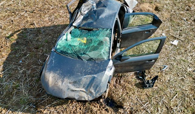 Kağıt gibi ezilen otomobilden şans eseri yaralı çıktı
