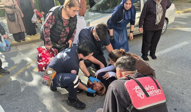 Yaşlı kadına çarpan gencin panik anları kamerada