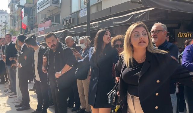 İzmir’de gazetecilere engel! Yeni Partililer etten duvar ördü