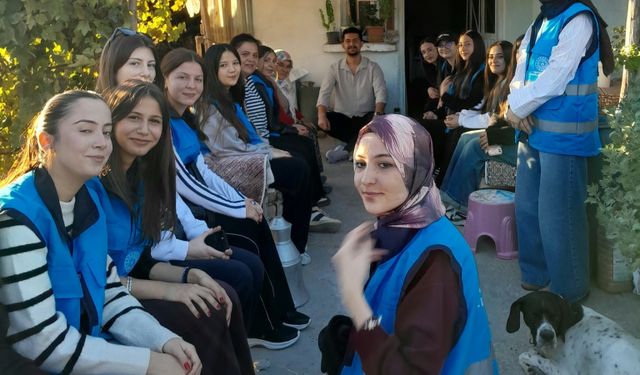 Manisalı gençler yaşlıların gönüllerine dokundu!