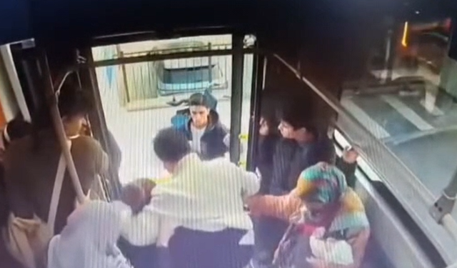 Manisa’da yürekleri ısıtan görüntü! Şoförden örnek davranış