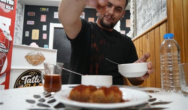 Acısız yaşayamıyor: Tatlıya bile pul biber atıp yiyor
