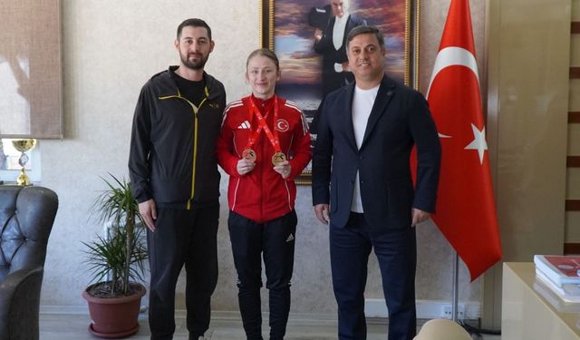 Manisa’nın gururu Nurbade Büber’e İl Müdürü Öztürk’ten ödül