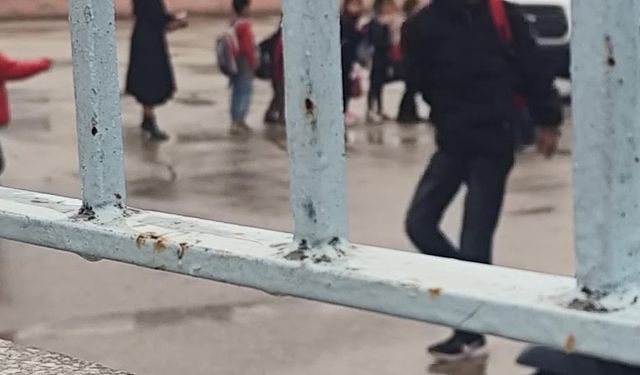 Yağmur bastırdı, okul yönetimi öğrencileri yalnız bırakmadı