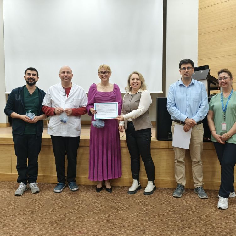 Sağlık çalışanları adım adım yarıştı