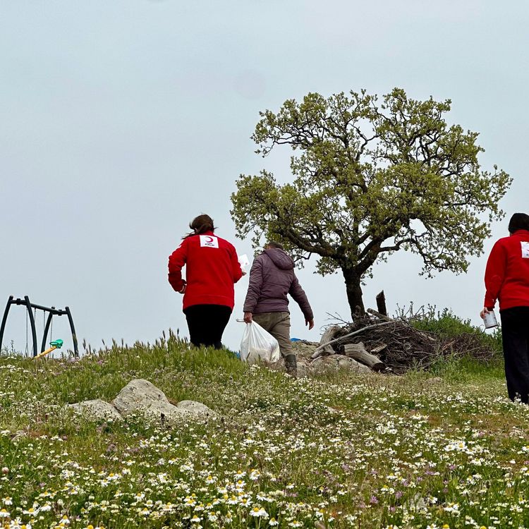 Kızılay Manisa, 3 mahallede gıda kolisi dağıttı