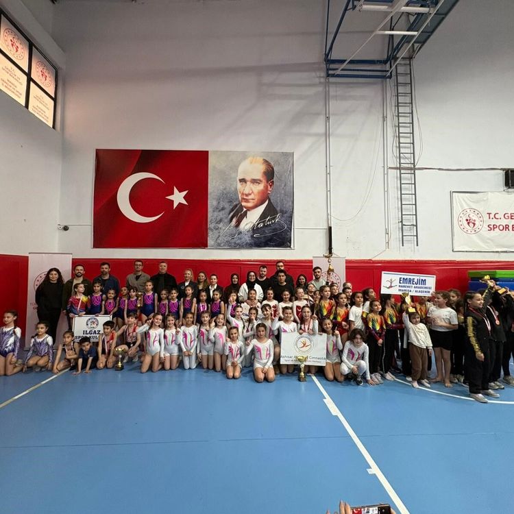 Minik jimnastikçilerden 23 Nisan için Alaşehir'de yarıştı