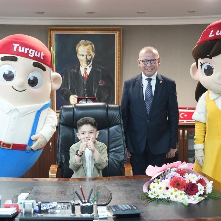 Başkan Çetin Akın koltuğunu minik başkana emanet etti