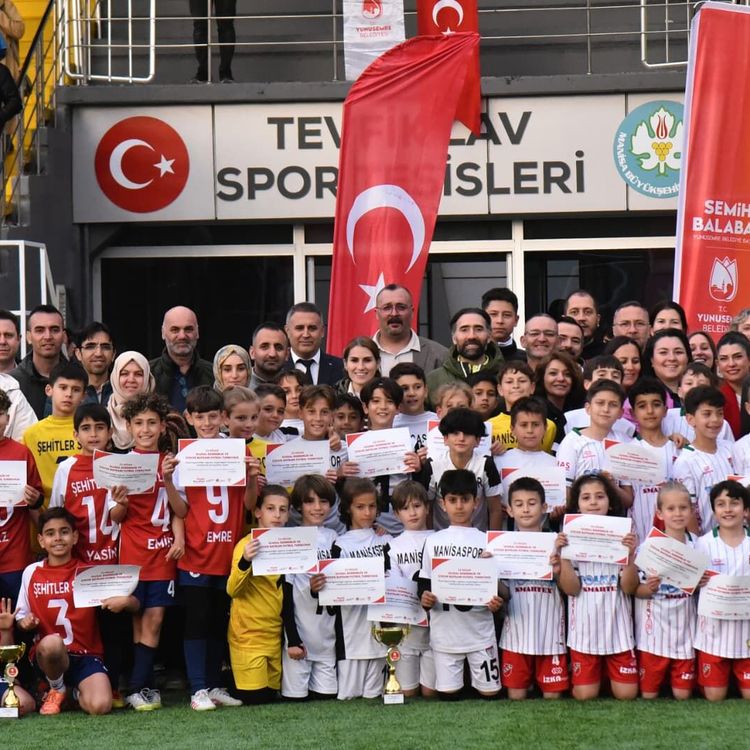 Yunusemre’de 23 Nisan coşkusu yeşil sahada yaşandı