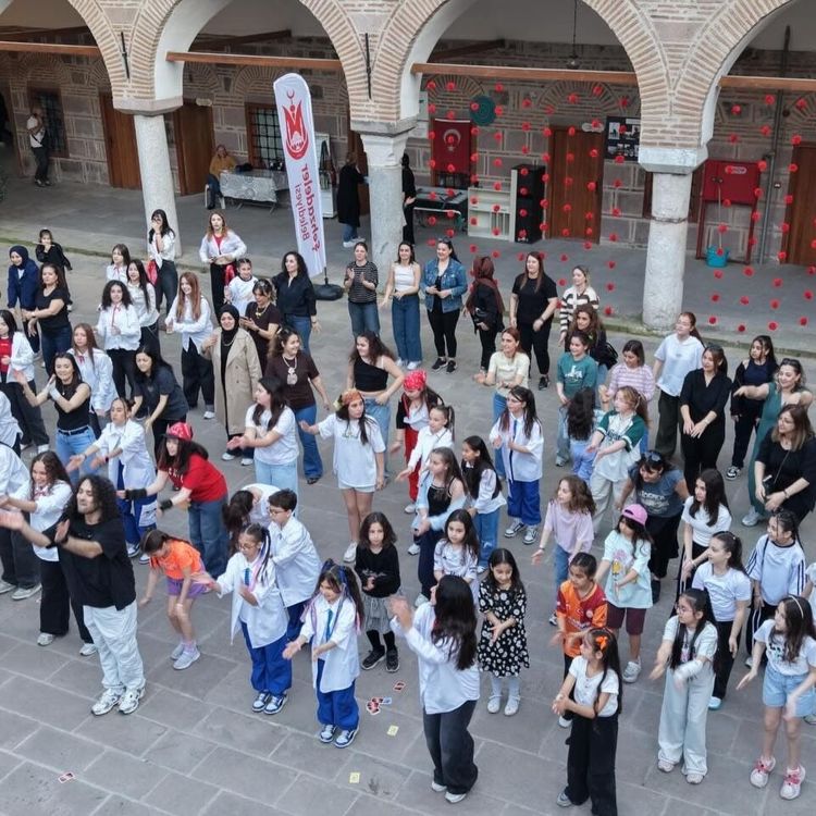 Dünya Dans Günü'nde renkli görüntüler