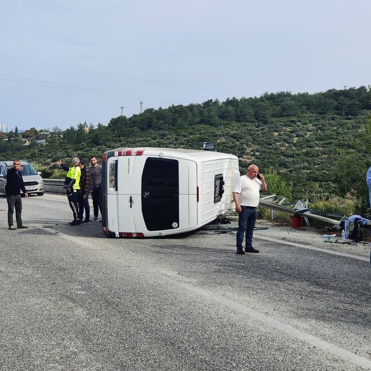 Aydın'da otomobille çarpışan yolcu minibüsü yan yattı: 10 yaralı