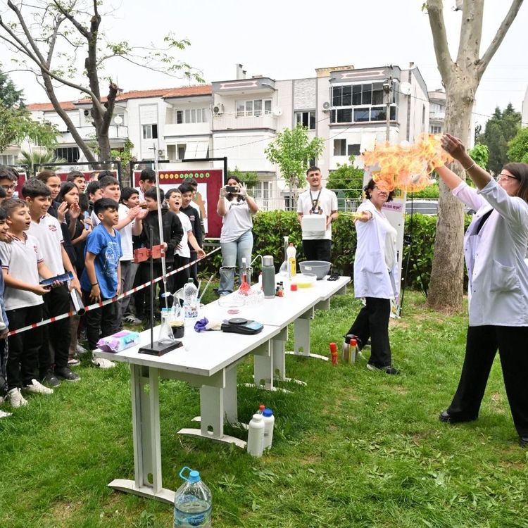 Manisa’da öğrenciler bahar şenliği ile geleceğe çiçek açtı
