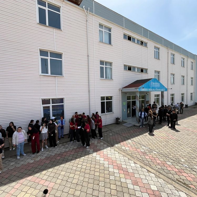 Manisalı öğrenciler depremi yaşadı