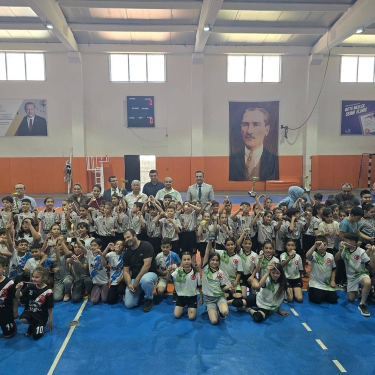 Çocuklar geleneksel oyunlarda kıyasıya yarıştı