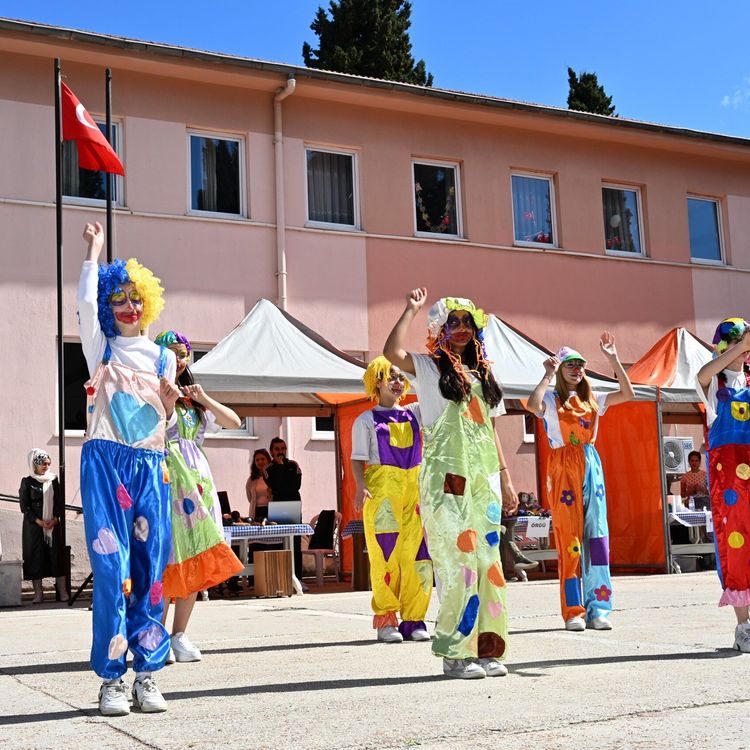 Demirci’de özel çocuklardan renkli şenlik