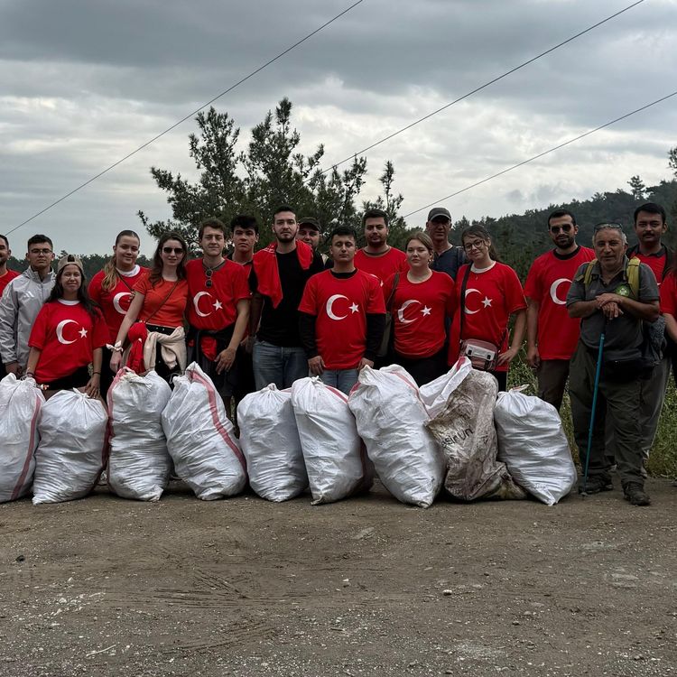 Doğa için yürüyen gençler 40 çuval çöp topladı