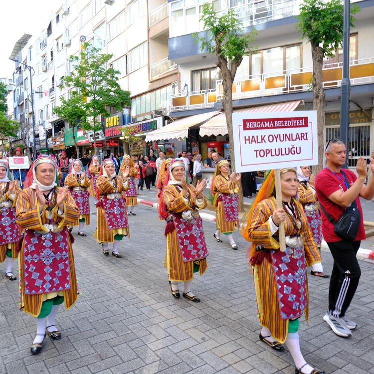Soma'da Zeybek Festivali yoğun ilgi gördü