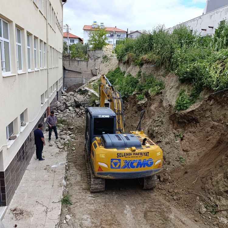 Selendi’de çöken okul duvarında yapım çalışmaları başladı