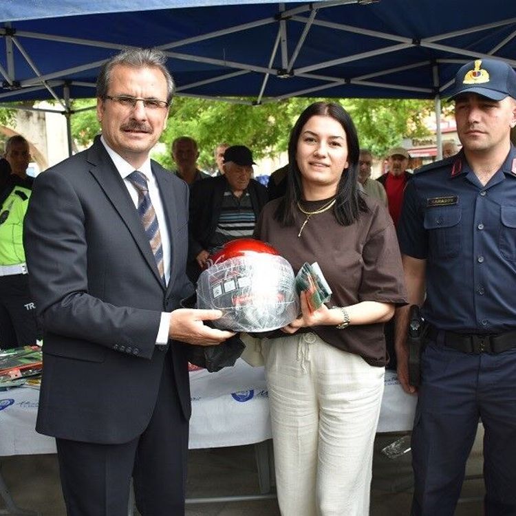 Salihli’de motosiklet sürücülerine kask dağıtıldı