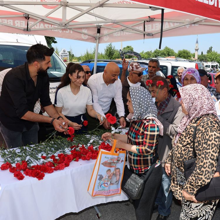 Şehzadeler Belediyesinden karanfil dağıtımı
