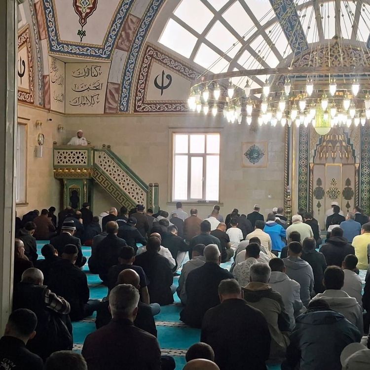 Selendi’de bayram namazında camiler doldu