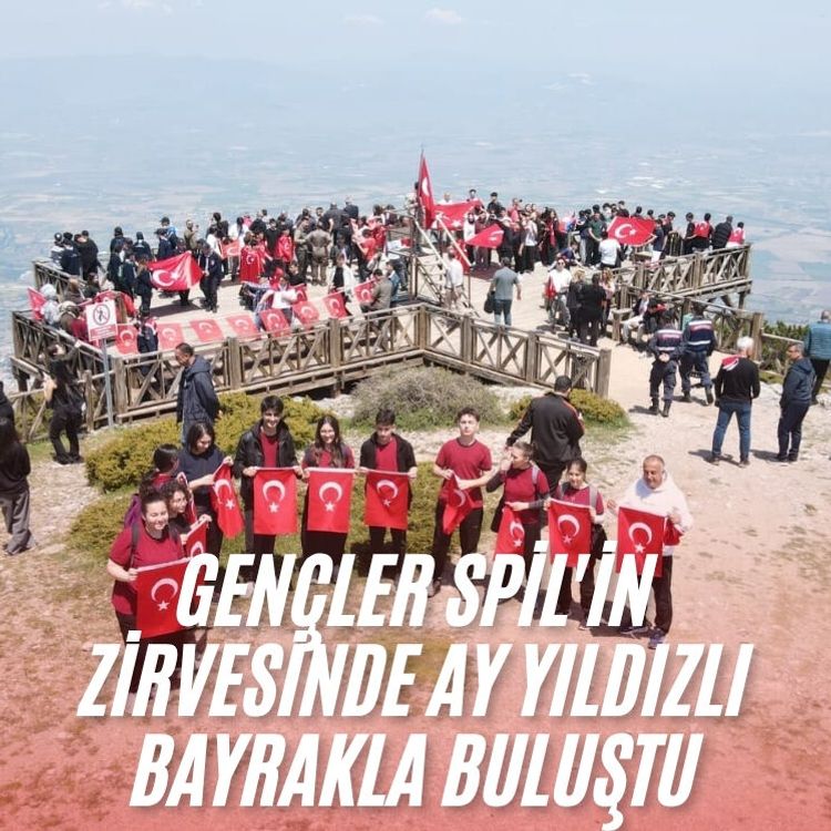 Gençler Spil'in zirvesinde ay yıldızlı bayrakla buluştu