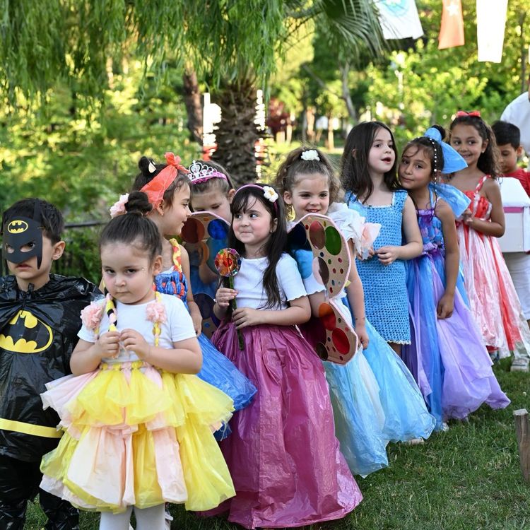 Atık malzemeler minik ellerde sanata dönüştü