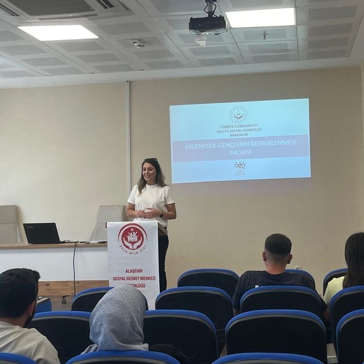 Alaşehir'de evlilik öncesi eğitimlerle genç çiftlere destek