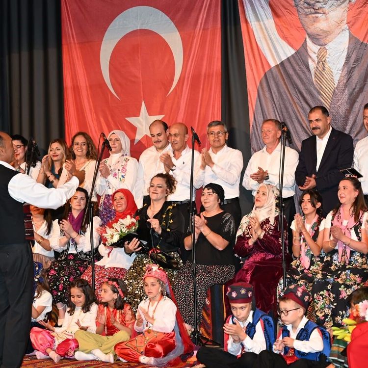 İlçe protokolünden konserde canlı performans sürprizi