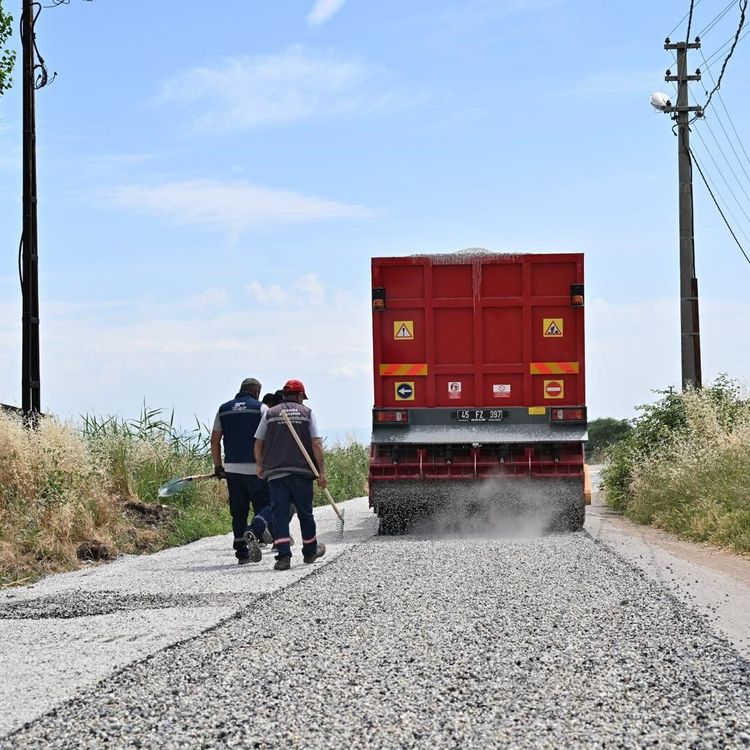 Salihli’de 5 mahalleyi bağlayan yol baştan sona yenilendi