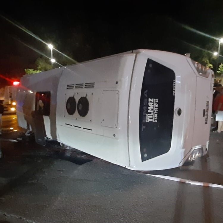 İzmir'de servis otobüsü ile otomobil çarpıştı: 4 yaralı