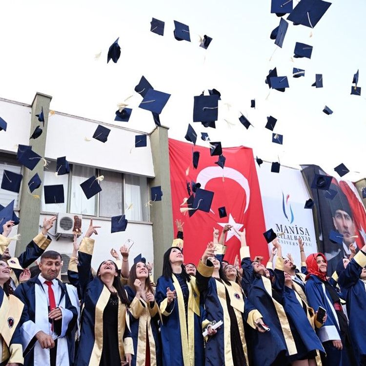 MCBÜ'de binlerce genç geleceğe kep attı
