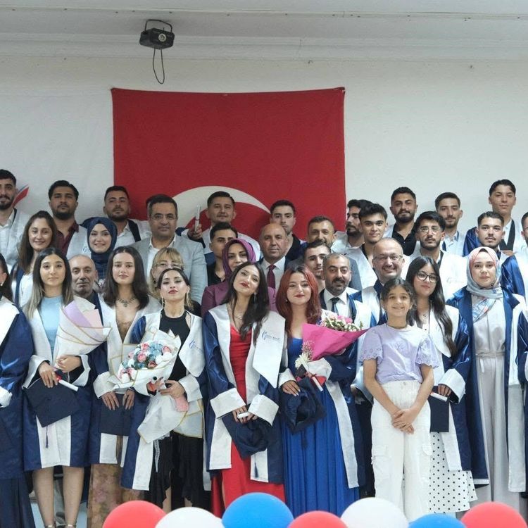 CBÜ Sarıgöl MYO'da mezuniyet sevinci