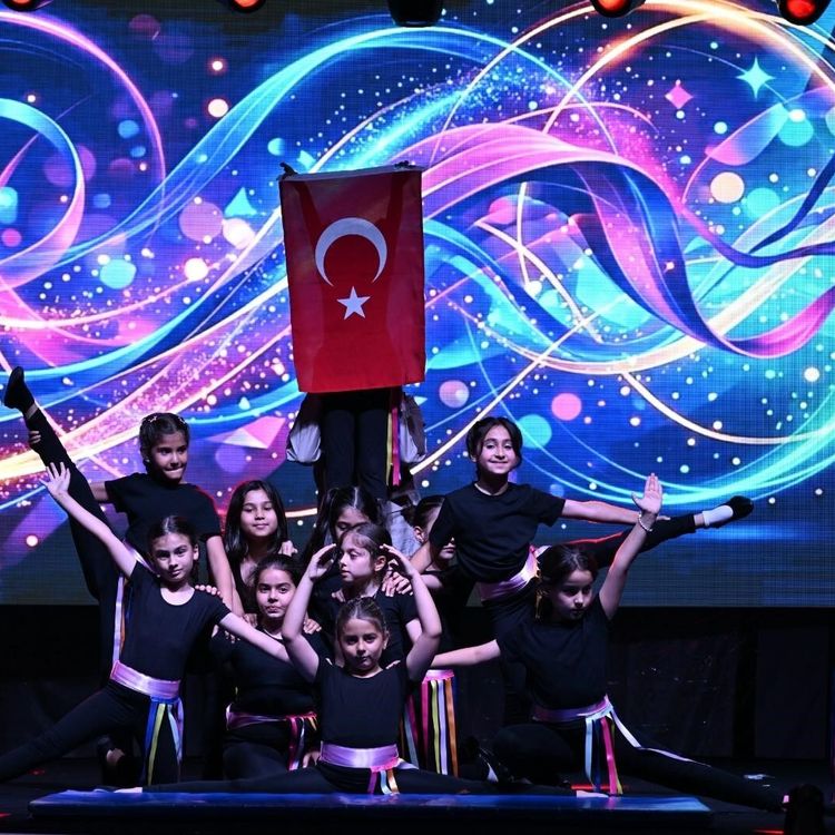 Manisa Büyükşehir'in minikleri yıl sonu gösterisinde alkış topladı