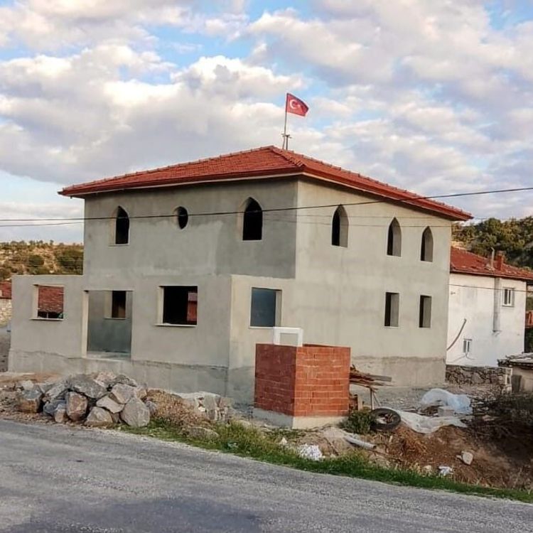 Selendi'de hayırseverlerin yaptırdığı Aloşlar Camii ibadete hazır