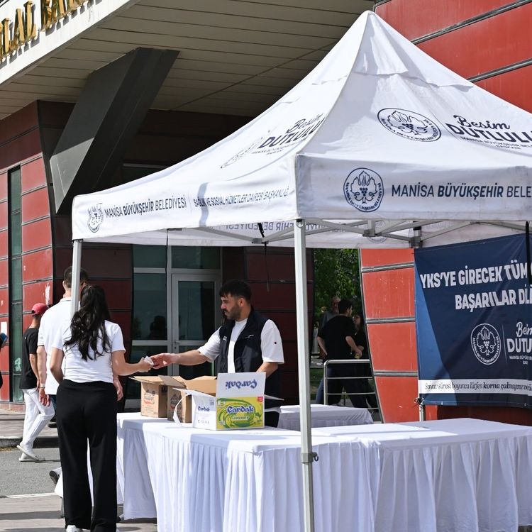 Manisa Büyükşehir’den YKS adaylarına su ve limonata ikramı