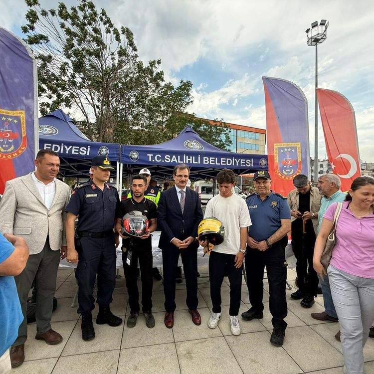 Salihli'de motosiklet sürücülerine kask dağıtıldı
