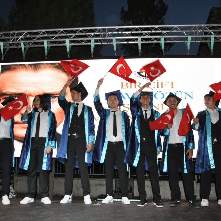 Salihli Anadolu Lisesi'nde mezuniyet coşkusu