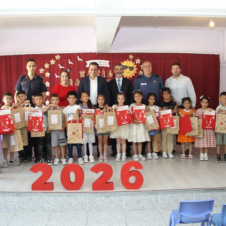 Kula'da 5 bin 557 öğrenci karne heyecanı yaşadı