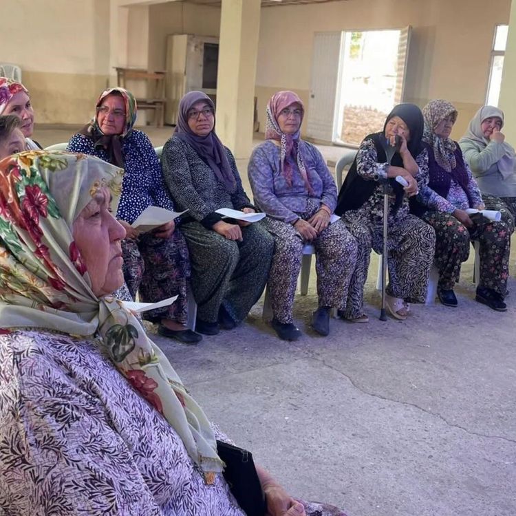 Salihli’nin tarihi köyündeki kadınlar ceviz reçeli yapımını öğrendi