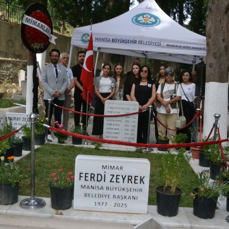 Mimarlar Odası Ferdi Zeyrek'i kabri başında andı