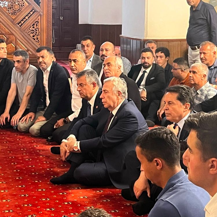 Ferdi Zeyrek için mevlit okutuldu ardından hayır yemeği düzenlendi