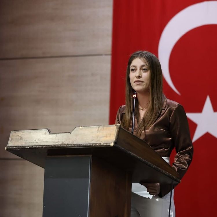 CHP Yunusemre İlçe Gençlik Kolları Başkanı Ceren Saldıran istifa etti