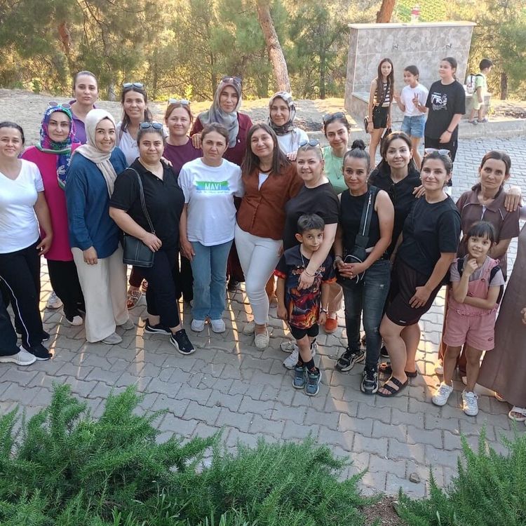 Sarıgöl'de 4 yıl boyunca okuttuğu eski öğrencileriyle buluştu