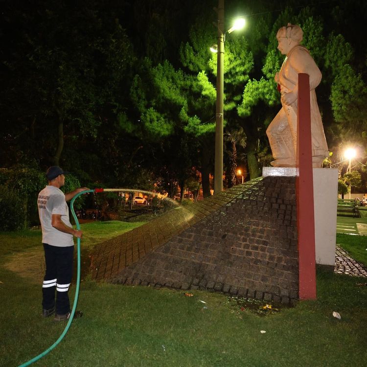 Şehzadeler'de gece sulama dönemi