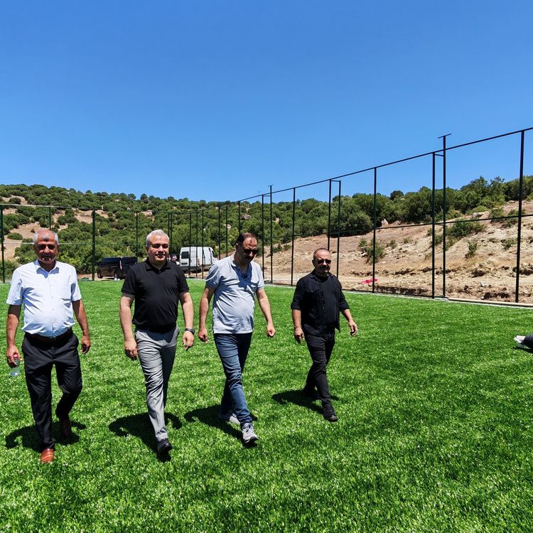 Demirci'de 11 kırsal mahalleye halı saha yatırımı