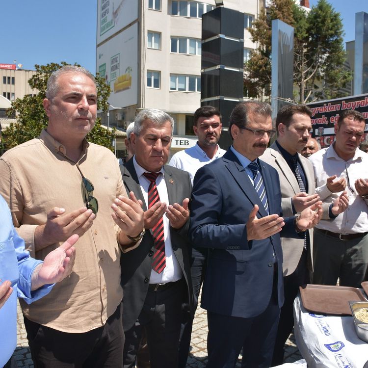 Salihli'de şehit aileleri aşure geleneğini sürdürdü
