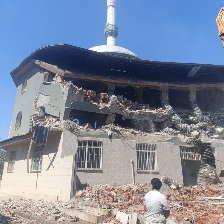 Manisa’da 28 yıllık cami yıkılıyor