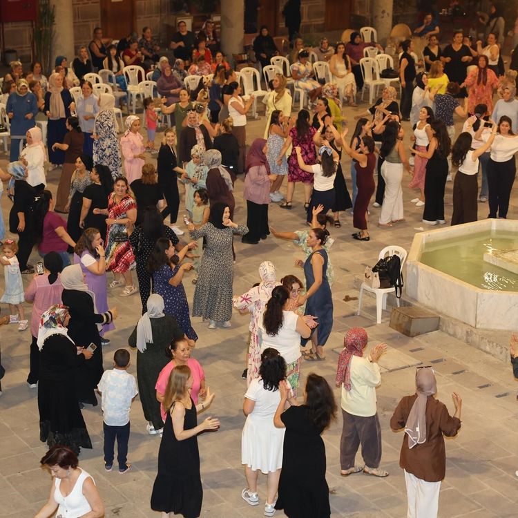 Tarihi Kurşunlu Han'da kadınlar matinesi
