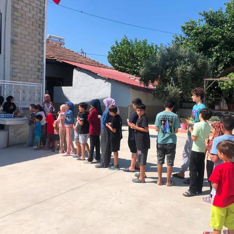 Hayırseverler Kur'an kursu öğrencilerini yalnız bırakmıyor